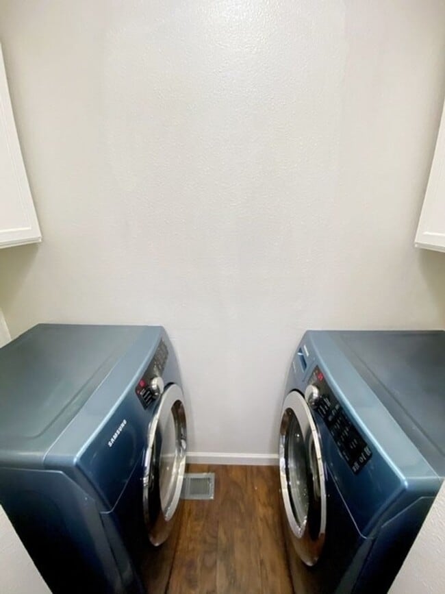 Building Photo - South Anchorage Condo with Balcony, Garage...