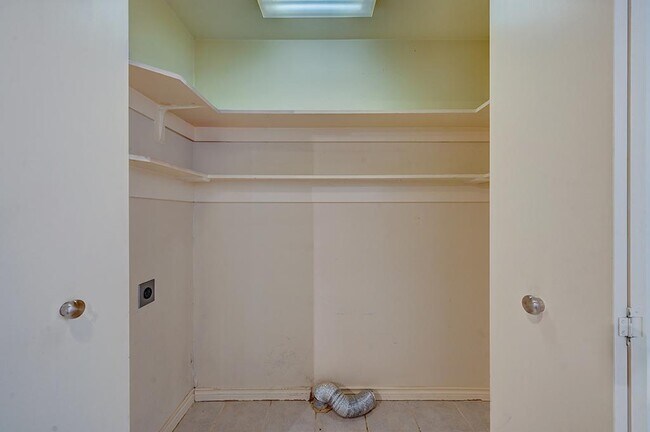 Building Photo - 806 Westwood Dr