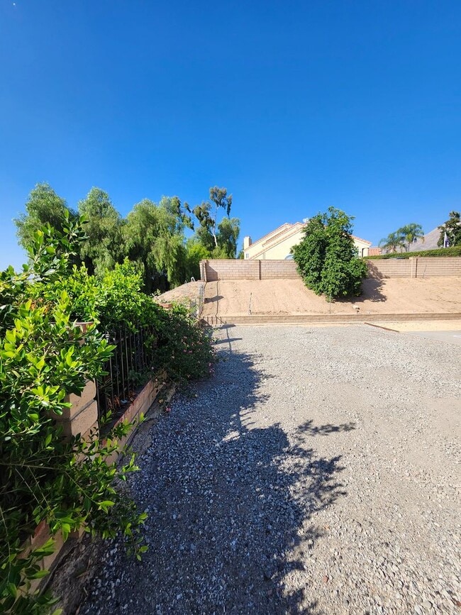 Building Photo - Charming Single-Story Home