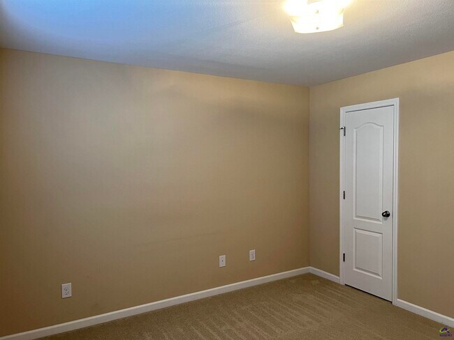 Building Photo - 120 Magnum Way