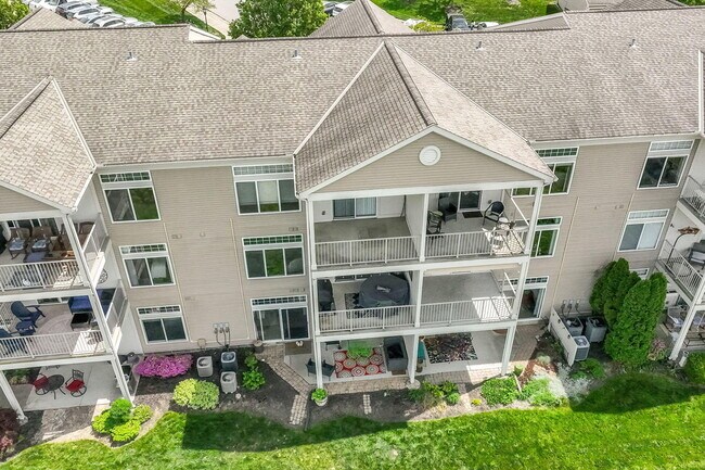 Building Photo - 323 Skyview Ct