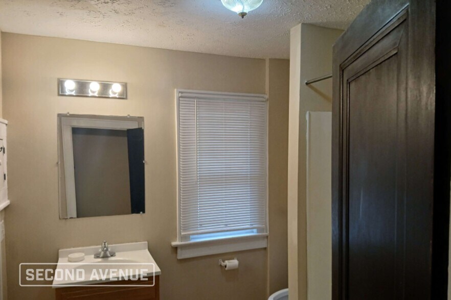 Building Photo - 1085 Delia Ave