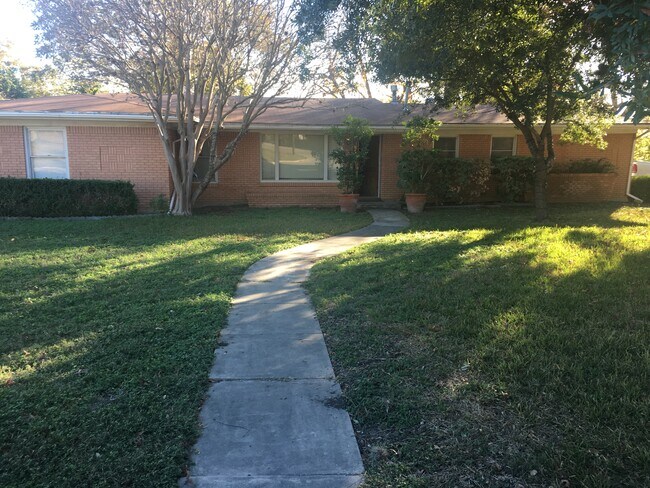 Building Photo - 130 Rolling Green Dr