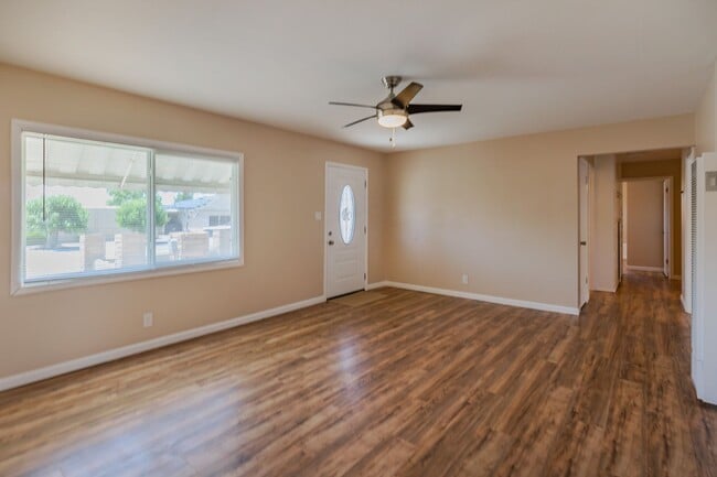 Building Photo - Spacious 4 Bedroom Home