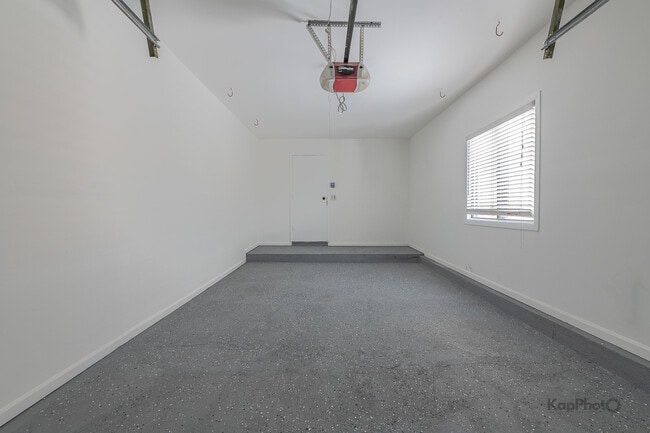 Building Photo - 102 N Waterford Dr