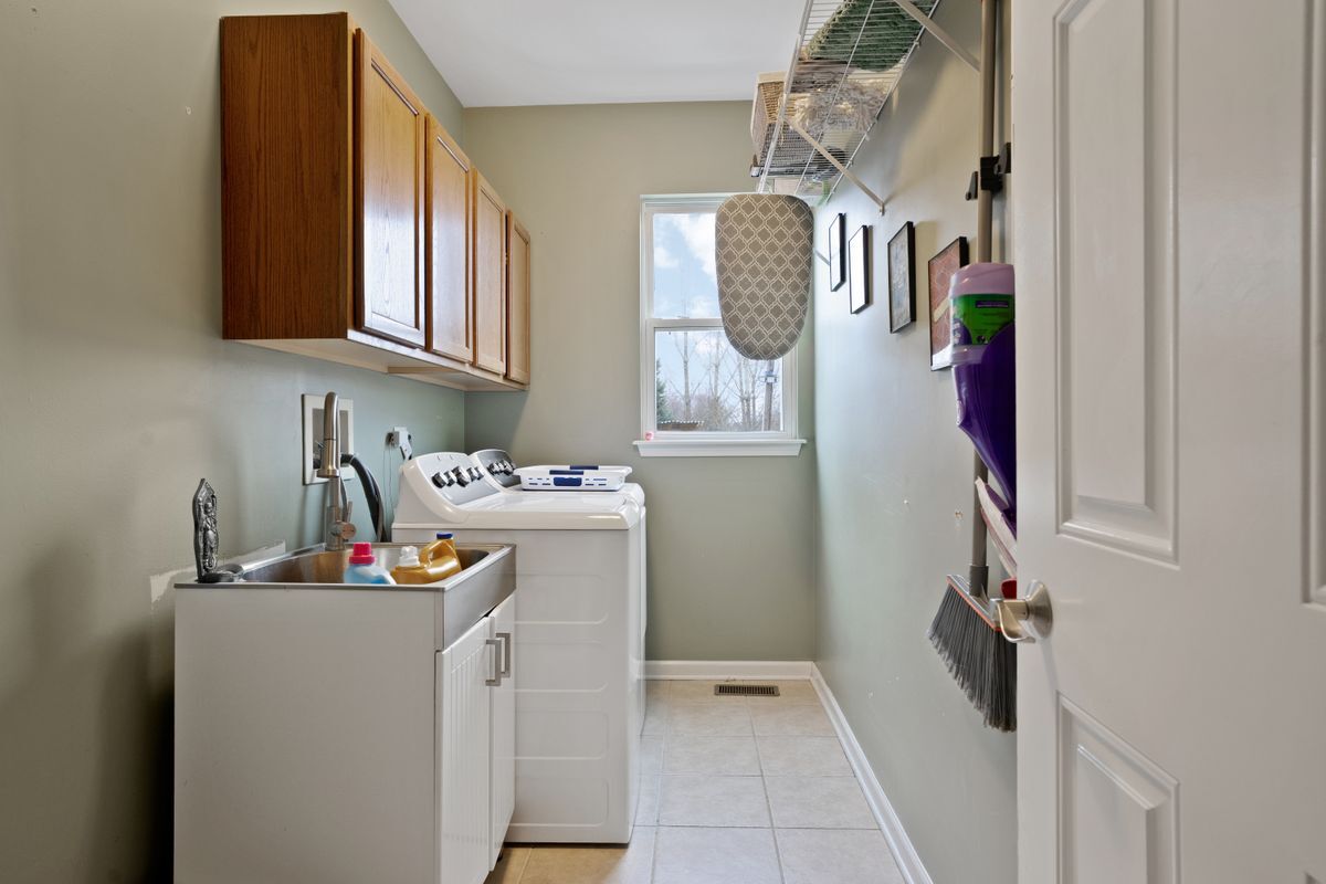 Building Photo - 25947 Campbell Ln