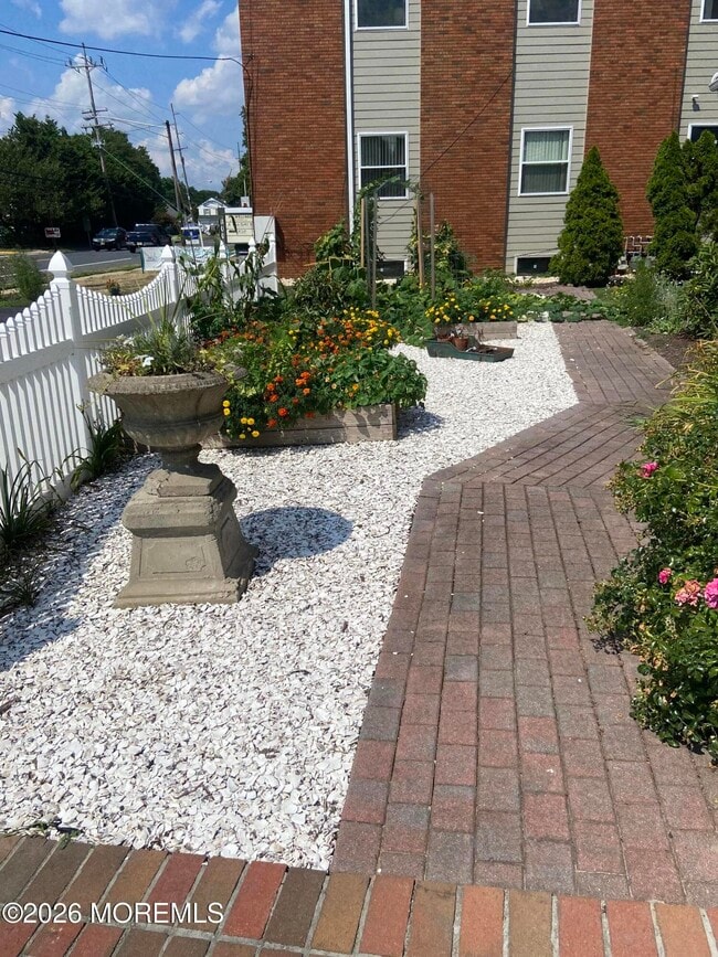 Building Photo - 802 7th Ave