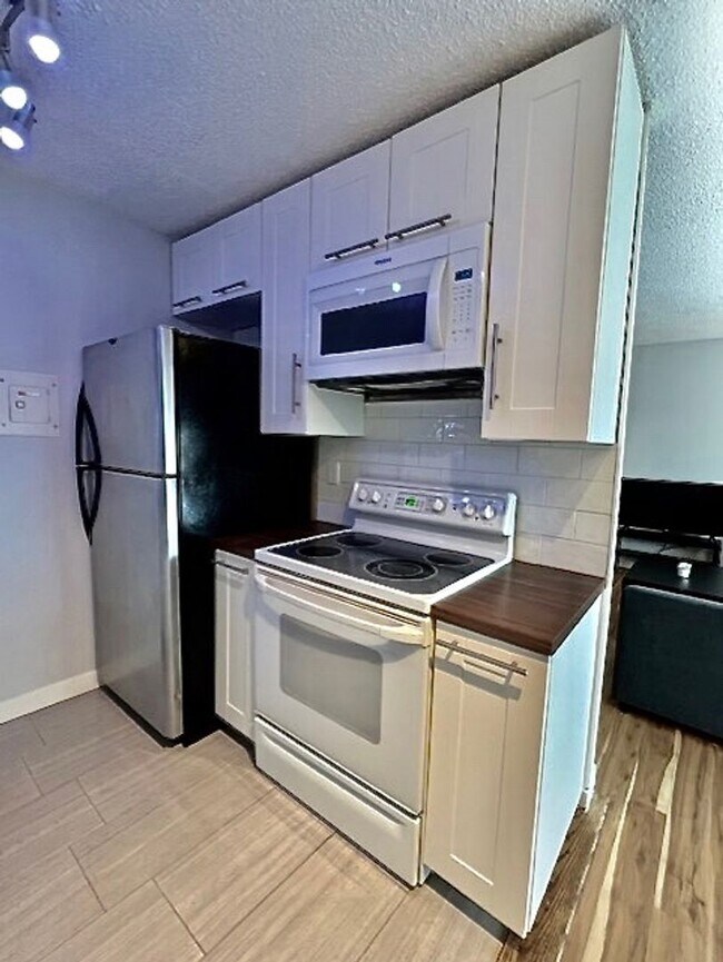 Building Photo - Furnished Cozy 1 Bedroom / 1 Bath Condo - ...