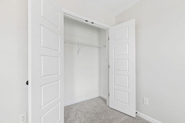 Building Photo - Nearly New 3 Bedroom home minutes to downt...
