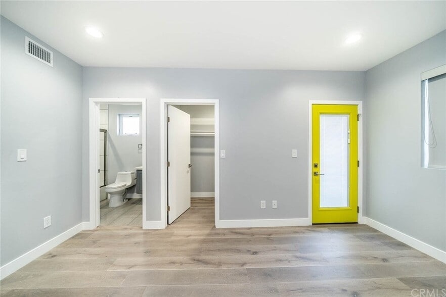 Building Photo - 4820 St Charles Pl