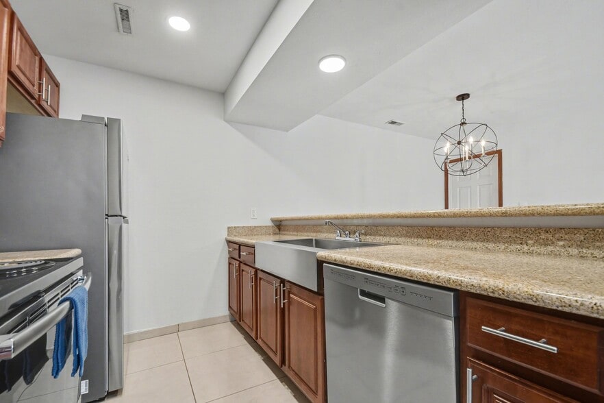 Building Photo - 118 Rhodes St