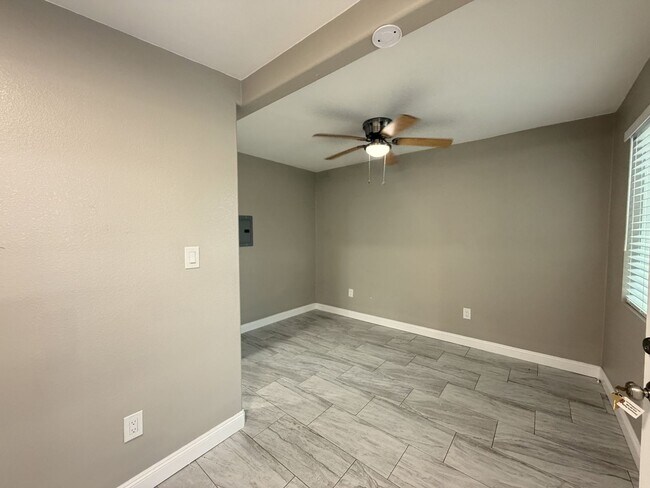 Building Photo - Move in ready -Cute and cozy 1 br house with bonus rooms