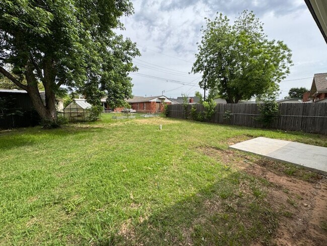 Building Photo - Stunning and trendy 3 bed 2 bath 2 car gar...