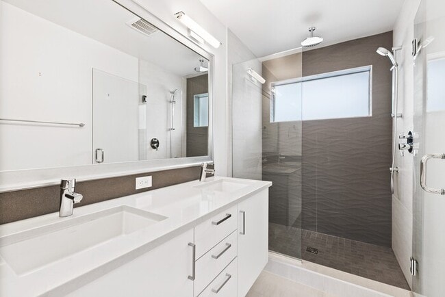 Building Photo - ULTRA-MODERN Townhome w/AC and Views in th...