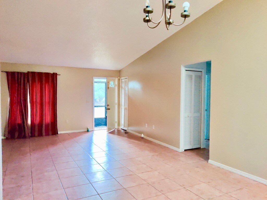 Building Photo - 1371 Melshire Ave