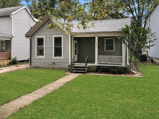 Primary Photo - Charming Updated 2 Bedroom Home with New F...