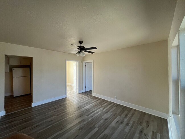 Building Photo - South Side Two Bedroom One Bath with Elect...