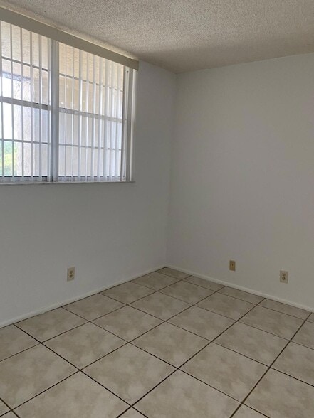 Building Photo - 9440 Poinciana Pl