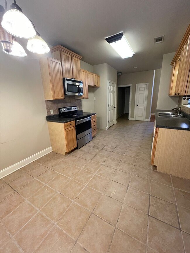 Building Photo - 3 BEDROOM HOUSE!