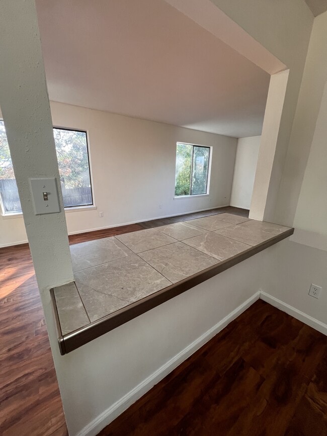 Building Photo - 10647 Newtown Rd