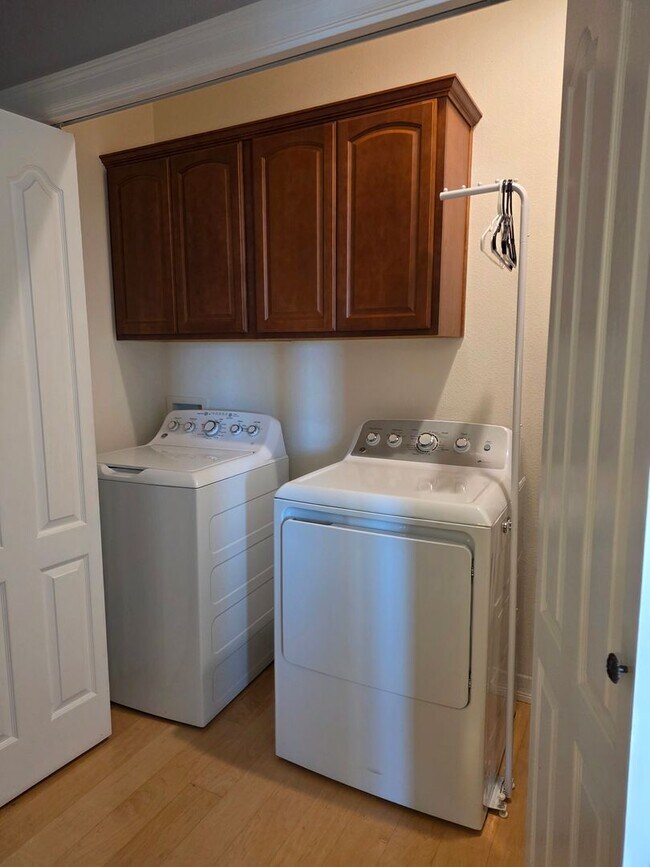 Building Photo - Amazing Bay View 3 bed/3 bath in Coos Bay