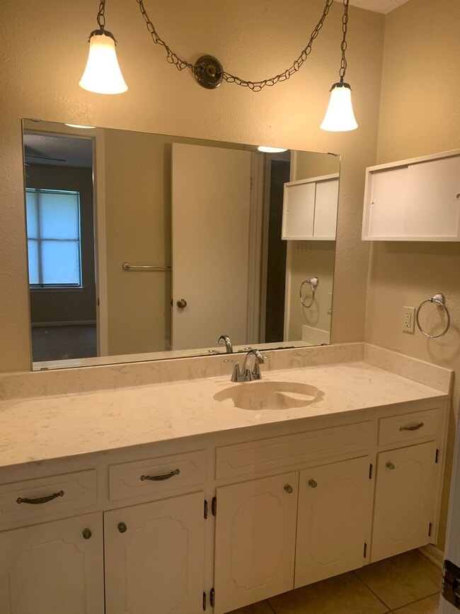 Building Photo - Cozy and Quaint 2 bedroom 2 bath with bonu...