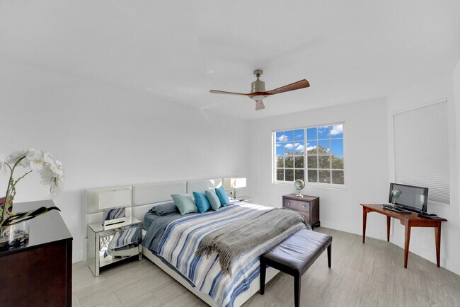 Building Photo - 4114 W Palm Aire Dr