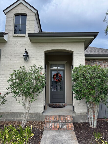 Building Photo - 1001 Southlake Cir