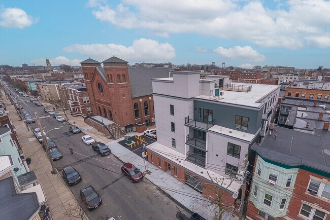 Building Photo - 163 Chestnut St