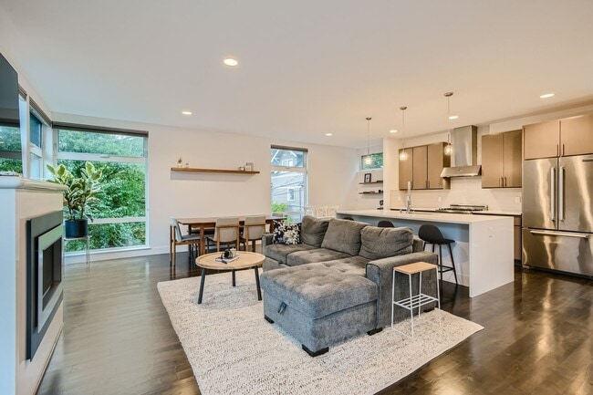 Building Photo - Queen Anne Home