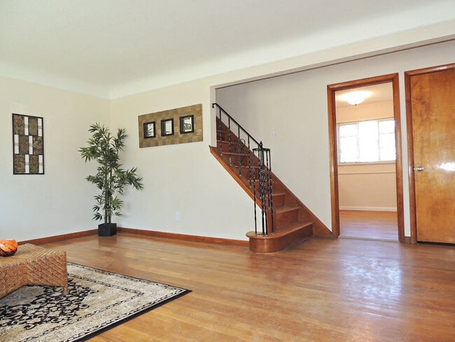 Building Photo - 3 Bed & 2 Full Bath Cape Cod for Rent!