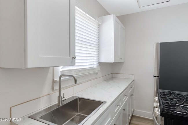 Building Photo - 1108 E Portland St