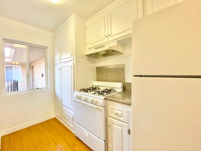 Building Photo - 1541 N Formosa Ave