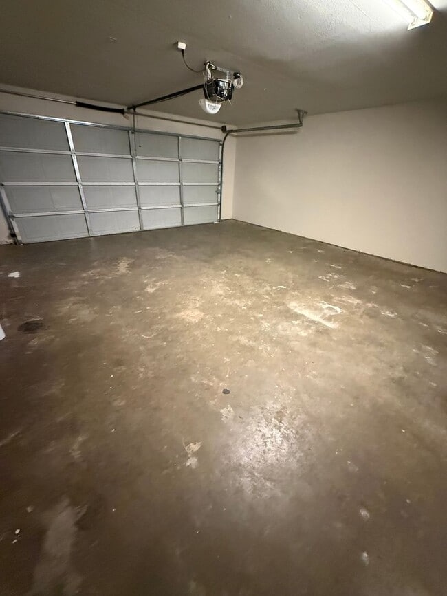 Building Photo - 3 Bed 2 Bath House With 2 Car Garage.