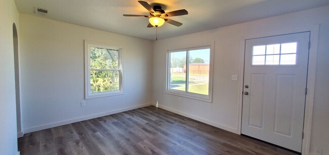 Building Photo - 2 bedroom 1 bath home in Lockwood!