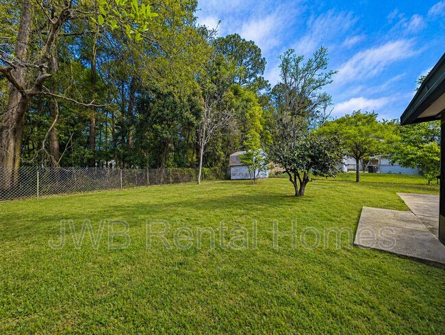 Building Photo - 2050 Monteau Dr