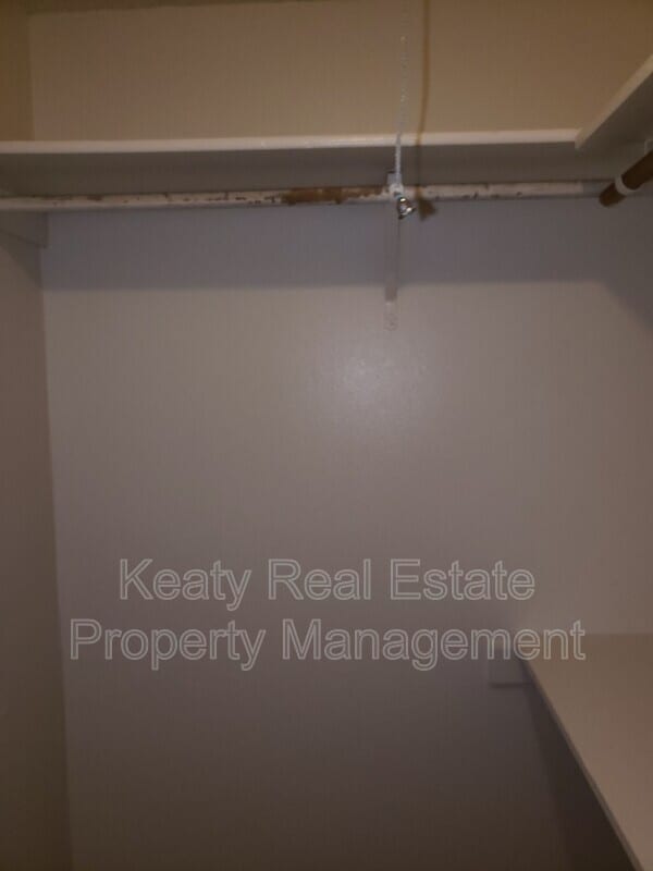 Building Photo - 509 Fox Run Ave