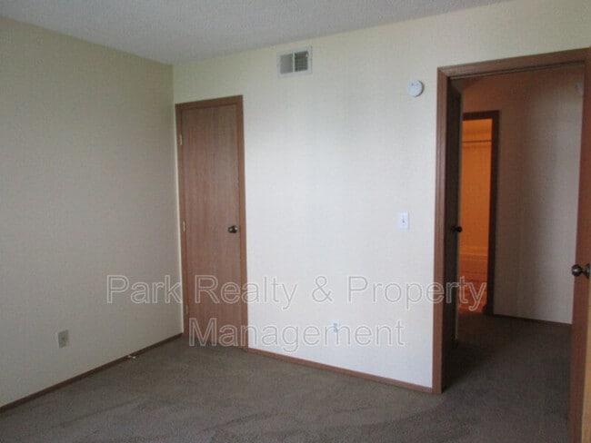 Building Photo - 921 S Zeno Way