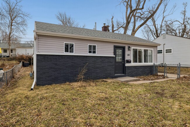 Building Photo - 3111 S 40th St