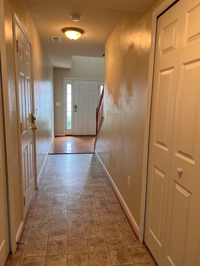Building Photo - COZY TOWNHOUSE - Minutes to Quantico