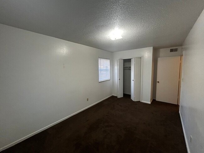 Building Photo - 1415 W Maple Ave