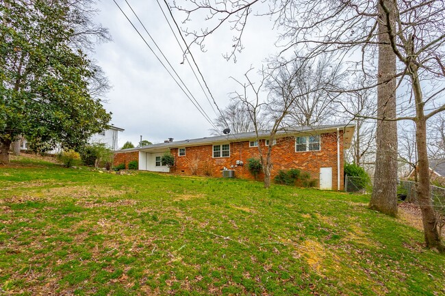 Building Photo - 3 Bedroom 2 Bath in East Brainerd