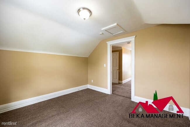 Building Photo - 2 br, 1 bath Triplex - 19336 Martin Rd Apt 3