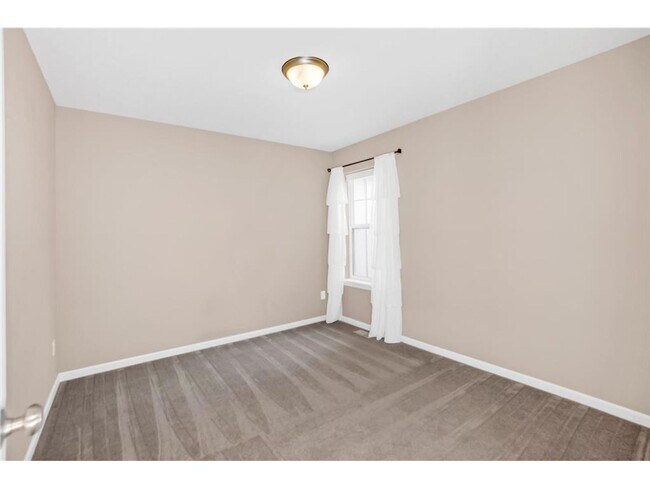 Building Photo - Rare 3 bed 4 bath updated almost 2300 sf townhouse in Woodbury!