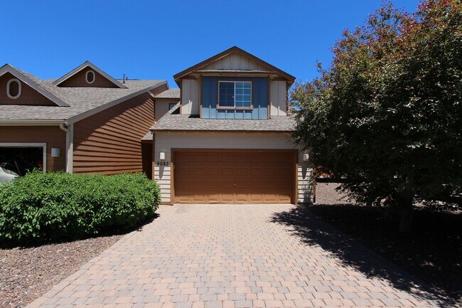 Building Photo - Spacious Bellemont Townhome | 3 Bedrooms + Private Fenced Yard