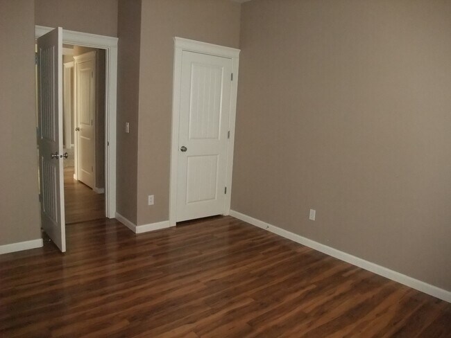 Building Photo - Spacious 5 bedroom 3 bath home near a park in SE Albany