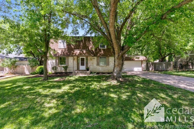 Primary Photo - Beautiful Brick Home in West Wichita. Godd...