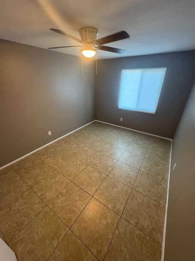 Building Photo - READY TO VIEW NOW! Spacious 3 Bed 1 Bath Home in Phoenix with all New Windows