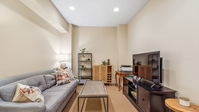 Building Photo - Modernly Elegant Townhome w/ 2 Primary Sui...