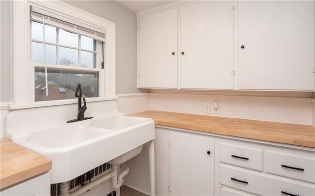 Building Photo - 118 Ruggles Ave